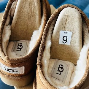 UGGWOMEN CLASSIC SLIPPER - size 9